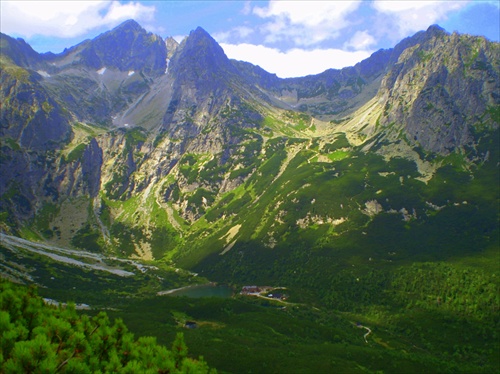 Brnčalka z diaľky :) v doline Zeleného Plesa..