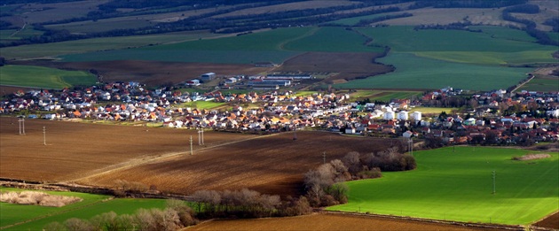 dedinka v polotieni