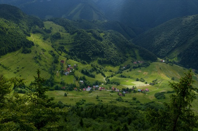 Dedinka v údolí