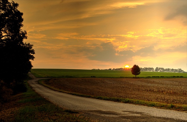 Slnko zapadá nad poliami