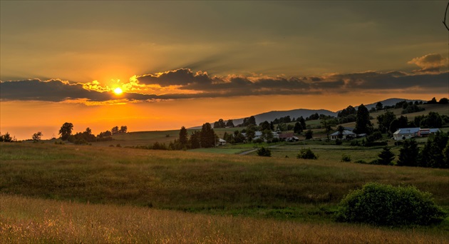 Zapadá slnko nad Poľanou