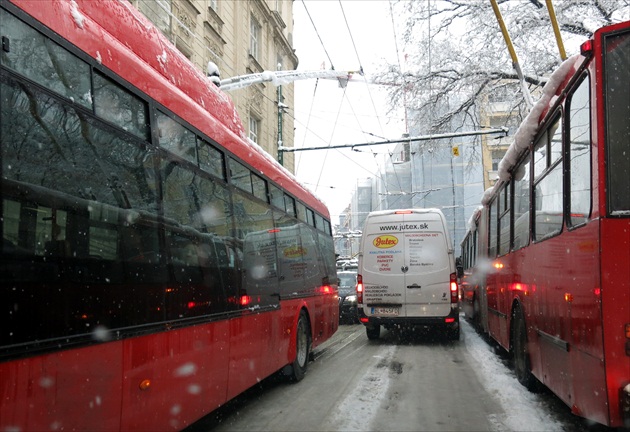 MHD v BA kolabovala