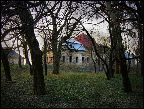 temný kaštiel z východu