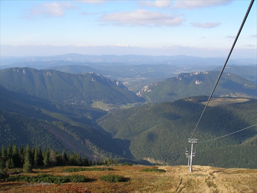 Pohľad z vrchnej stanice lanovky vo Vrátnej