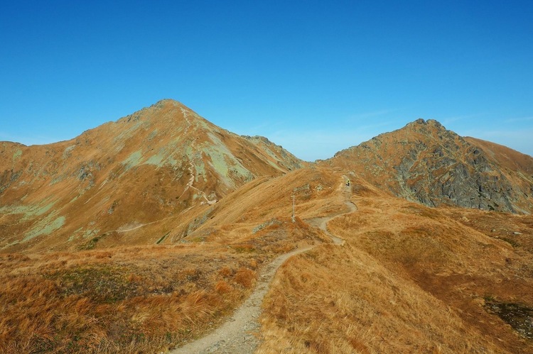 Stúpanie úzkym chodníčkom na Plačlivé , Západné Tatry 