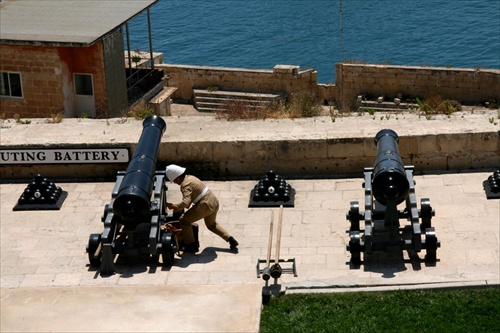 Saluting Battery