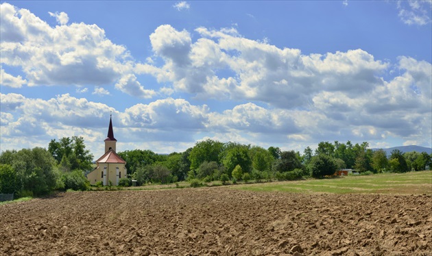 Kostolík v Dežericiach