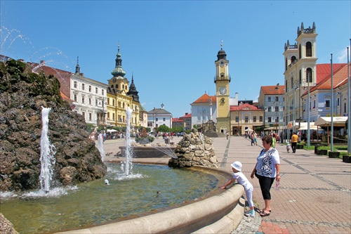 Šikmá veža s hodinami