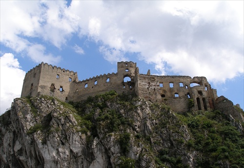 Pohľad na Beckovský hrad