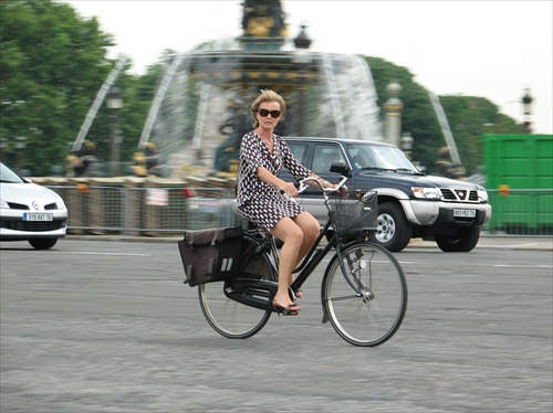 Cyklistka na "Plaza la concorde"