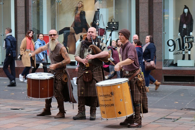 Scotish drums & pipes