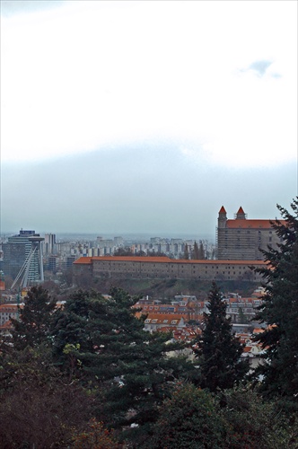 pohlad na hrad ufo petrzalku zo slavina