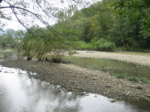 nové ostrovy štrku v Hornáde po povodni 06/2010