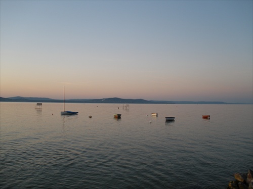 Balaton - zátišie s člnmi