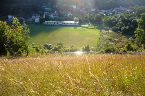 slnko na koľajniciach