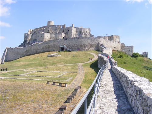 Spuišský hrad zo spodného nádvoria