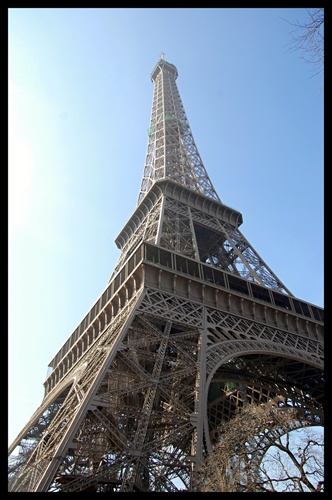 Eiffelova veža z boku Sud