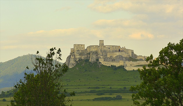 Podvečer pod hradom