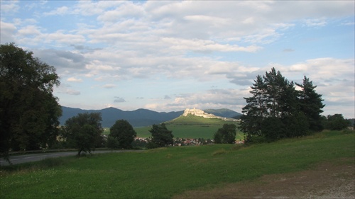 Spišský hrad v diaľke pod slnkom