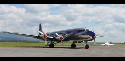 Douglas DC-6B Red Bull