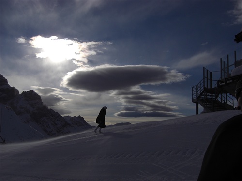 3000m.n.m....... a ona si ide po svahu v kabatiku a topankach :D