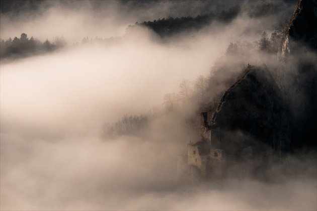 zamlžený Lednický hrad