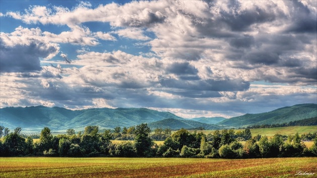 Mraky nad krajinou.