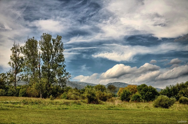 Oblaky nad krajinou.