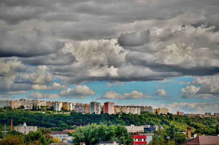 Mraky nad sídliskom.