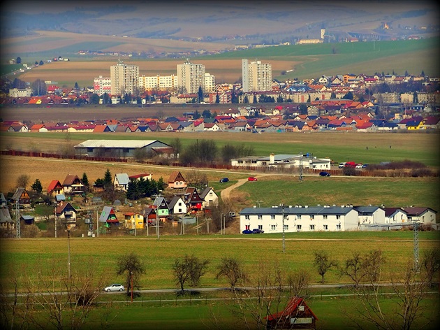 pohľad z kopca na obyčajnú krajinu  ...