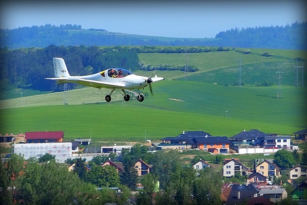 už vidím aj pilota ... letisko sa blíži