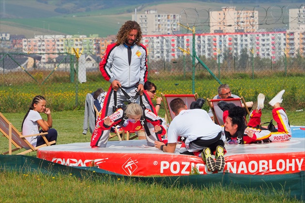 rozcvička pred tandemovým zoskokom z vrtuľníka ...