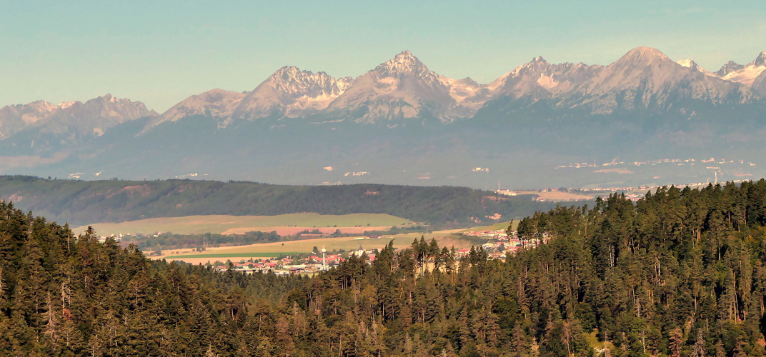 a Tatry z Tomášovskeho výhľadu ...