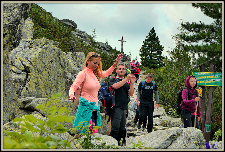 a turisti prichádzajú od  symbolického cintorína ....