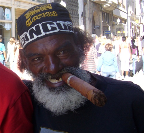 Hombre con cigarro