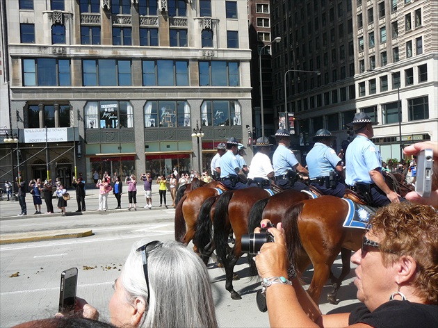 Chicago - policajtny sprievod doprevadza sportovco..