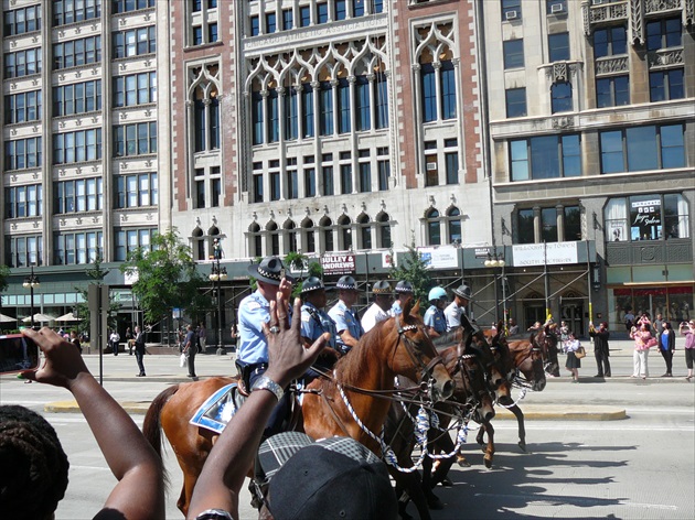 CHicago - policajtny sprievod doprevadza sportovcov..