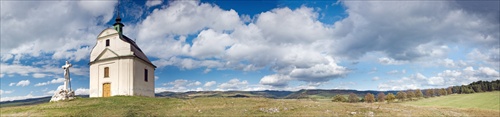 jesenná panorama kaplnky sv. Kríža