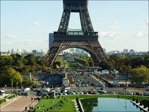 Sous la Tour Eiffel...