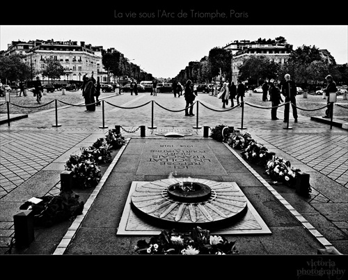 La vie sous l'Arc de Triomphe, Paris