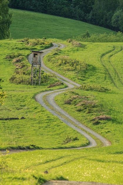 Kľukatá cesta s posedom