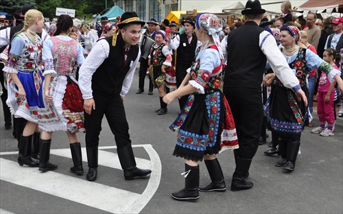 Folklórne dvorenie...