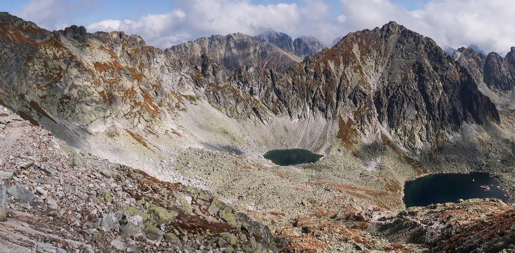 Štrbský štít a dole Okrúhle a Capie pleso - Vysoké Tatry