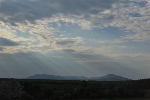 Lúče nad Zoborom