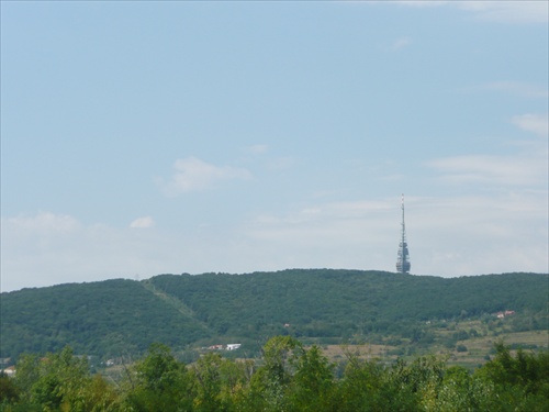 Pohľad na Kamzík z Odborárskej ulice