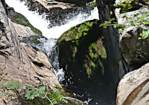 zelený mužík od obrovského vodopádu