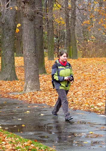 fotografka na prechádzke parkom