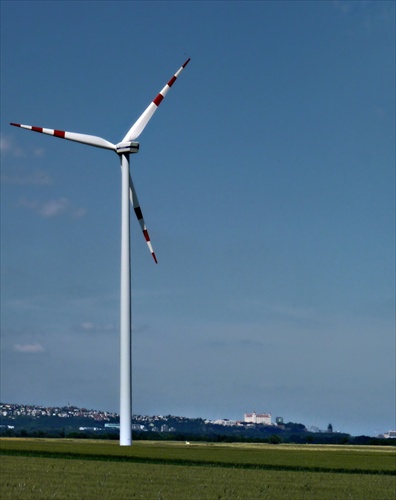 pohľad na bratislavský hrad z krajiny veterných elektrární