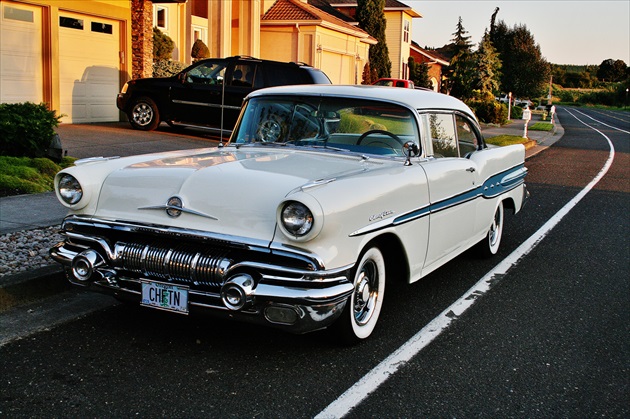 Pohľad spredu - Pontiac Chieftan 1957