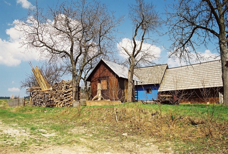 Naboku a na konci zastrčený domec si sedí...  11.  apríla  1999